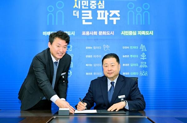 NSP통신-김경일 파주시장이 2025년 제1호 공식문서인 파주시 민생회복 생활안정지원금(이하 민생회복지원금) 지급안을 결재하고 있다. (사진 = 파주시)