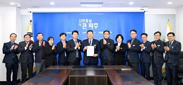 NSP통신-김경일 파주시장이 2025년 제1호 공식문서인 파주시 민생회복 생활안정지원금(이하 민생회복지원금) 지급안을 결재한 기념사진을 찍고 있다. (사진 = 파주시)