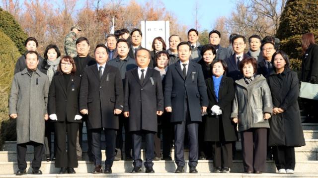 NSP통신-2일 수정구 태평동에 위치한 현충탑을 찾은 이덕수 성남시의장과 시의원들을 비롯해 보훈단체장, 국회의원 등이 참배 후 기념촬영을 하고 있다. (사진 = 성남시의회)