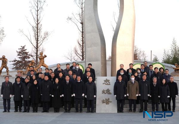 NSP통신-영천시의회는 2일 마현산 충혼탑을 찾아 헌화 및 참배를 통해 순국선열과 호국영령의 넋을 기리며 2025년 을사년(乙巳年) 새해 첫 일정을 시작했다. (사진 = 영천시의회)