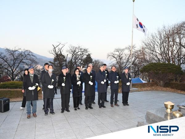 NSP통신-김천시는 2025년 을사년 새해를 맞아 2일 충혼탑 신년 참배 행사를 개최했다. (사진 = 김천시)