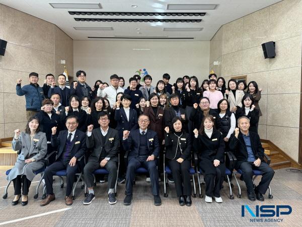NSP통신-경상북도고령교육지원청은 2일 교육지원청 대가야홀에서 전 직원이 참석한 가운데 2025년 을사년 새해 다짐식을 개최했다. (사진 = 고령교육지원청)