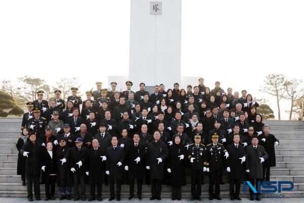 NSP통신-칠곡군은 2일 왜관읍 삼청리 소재 충혼탑에서 을사년(乙巳年) 새해를 맞아 김재욱 군수를 비롯한 이상승 군의장, 보훈단체장, 도·군의원, 기관단체장 등 90여 명이 참석한 가운데 2025년 신년참배 행사를 가졌다. (사진 = 칠곡군)