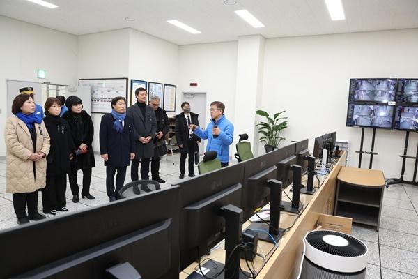 NSP통신-김운남 고양특례시의회 의장 일행의 대곡역 종합관제실 방문 모습