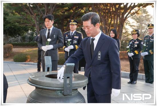 NSP통신-정인화 광양시장 분향 (사진 = 광양시청)
