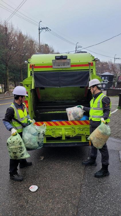 -성남시 청소대행 업체 소속 환경미화원들의 쓰레기 수거 작업 모습 사진 성남시