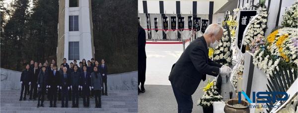 NSP통신-한국장학재단 배병일 이사장이 2일 제주항공 사고 희생자 합동 분향소를 찾아 희생자들의 넋을 기리며 분향하고 있다 (사진 = 한국장학재단)
