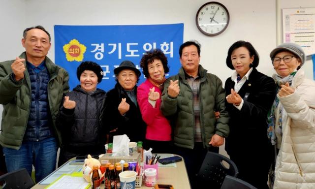 NSP통신-정윤경 경기도의원이 지난달 31일 경기도의회 군포 지역상담소에서 대설로 피해를 본 농업인들과 간담회 후 기념촬영을 하고 있다. (사진 = 경기도의회)