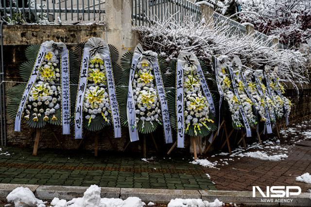 NSP통신-지난해 김포시의회의 무능함에 화난 시민들이 항의 차원에서 보낸 근조화환. (사진 = 조이호 기자)