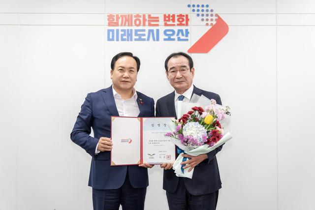 NSP통신-3일 이권재 오산시장(왼쪽)과 배명곤 오산도시공사 신임 사장이 기념촬영을 하고 있다. (사진 = 오산시)