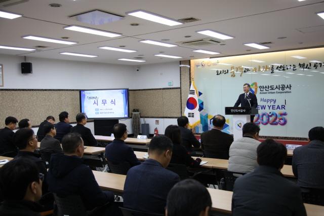 -2일 안산도시공사 본사 대회의실에서 열린 2025년 시무식에서 허숭 사장이 새해 주요 비전과 목표를 발표하고 있다 사진 안산도시공사
