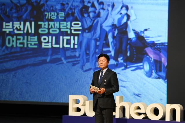 NSP통신-조용익 부천시장이 2025년 시무식에서 부천을 바꿀 5가지 핵심사업에 대해 발표하고 있다. (사진 = 부천시)