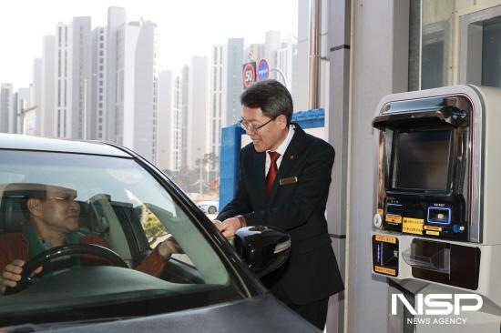 NSP통신-이돈성 조합장이 자동세차장 이용 고객에게 설명 (사진 = 동광양농협)