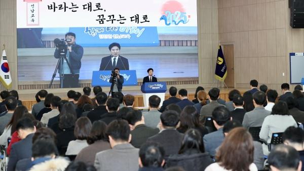 NSP통신-6일 열린 전남교육청 시무식에서 김대중 교육감이 신년사를 발표하고 있다. (사진 = 전남교육청)