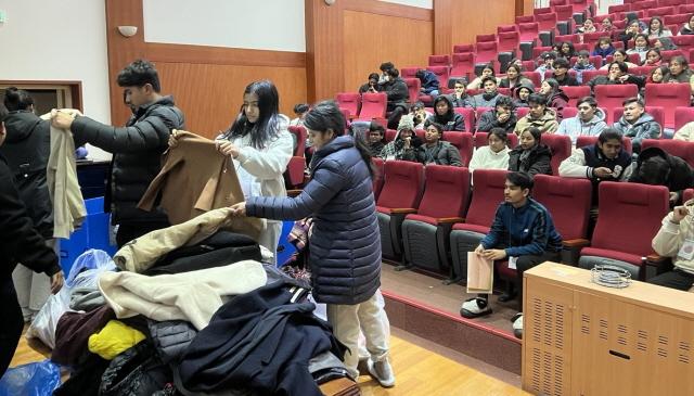 NSP통신-김포대학교 국제교류처가 대강당에서 진행한 외국인 유학생을 위한 아나바다 나눔행사 모습. (사진 = 김포대학교)