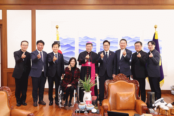 NSP통신-우원식 국회의장의 천주교 서울대교구장 정순택 대주교 접견 기념사진 (사진 = 국회의장 공보수석실)