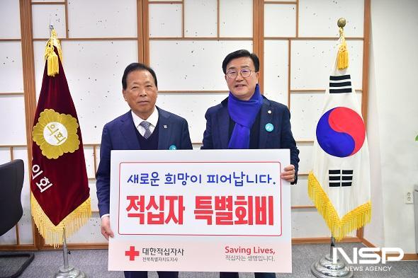 NSP통신-유의식 완주군의회 의장(사진 오른쪽)이 7일 의회 의장실에서 이선홍 대한적십자사 전북지사 회장에게 2025년 대한적십자사 특별회비를 전달하고 있다. (사진 = 완주군의회)
