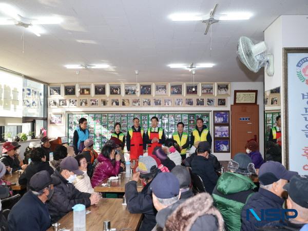 NSP통신-포항시의회는 7일 오전 남구 대도동 소재 포항사랑나눔의집에서 새해 첫 배식 봉사활동을 펼쳤다. (사진 = 포항시의회)