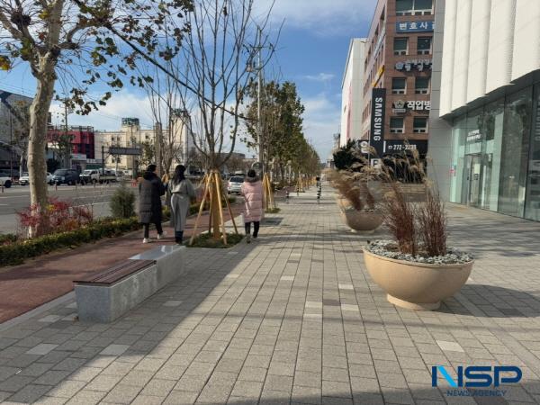 NSP통신-포항시는 올해 포항 그린웨이를 기반으로 사람과 자연 그리고 문화가 어우러진 녹색·생태도시로의 변화를 위해 철길숲과 주변 도시숲을 잇는 포스코대로 보행자 중심거리를 조성하고 녹색 네트워크를 본격 구축한다. (사진 = 포항시)