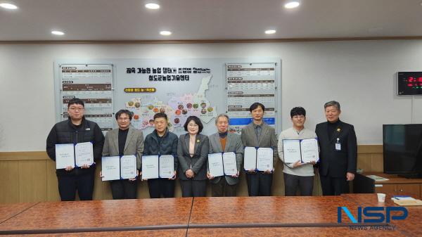 NSP통신-청도군은 7일 가축전염병의 예찰·예방, 전염병 발생 시 의료지원 등 가축 방역 업무를 위해 청도군 관내 동물병원장 6명을 2025년 공수의로 위촉했다. (사진 = 청도군)
