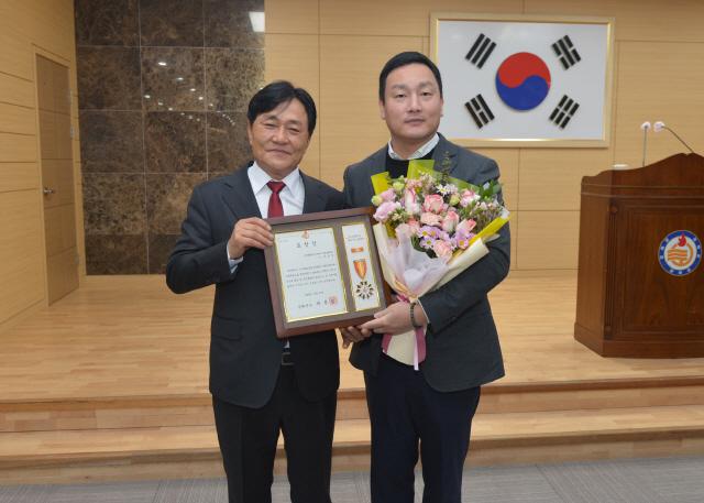 NSP통신-안양대 임효성 교수가 군정 발전에 기여한 공로로 인천광역시 강화군수 표창을 받았다. 사진 왼쪽부터 박용철 강화군수, 임효성 안양대 교수. (사진 = 안양대학교)