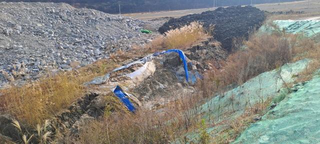 NSP통신-해남군 화원면 양화리 국도 연결공사 무너진 침사지 (사진 = 윤시현 기자)