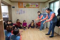 [NSP PHOTO]어르신들 건강하세요···광양제철소 재능봉사단, 실버 체조와 공연 봉사활동 펼쳐