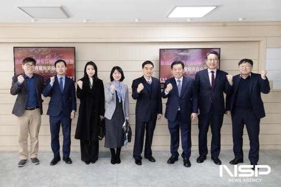 NSP통신-구징치 駐광주중국총영사 일행과 기념 찰영 (사진 = 광양만권경제자유구역청)