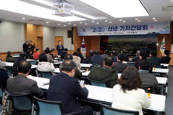 NSP통신-권기창 안동시장은 빨리 가려면 혼자 가고 멀리 가려면 함께 가라는 말이 있듯 옛것의 따뜻함과 새것의 반가움이 있는 미래도시 안동을 만들기 위해 시민 여러분의 손을 맞잡고 함께 걸어가겠다고 포부를 밝혔다. (사진 = 안동시)