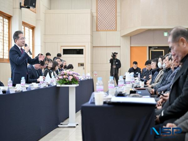 NSP통신-김진열 군위군수는 2025년 을사년 새해를 맞이해 8일부터 오는 15일까지 군위읍을 시작으로 8개 읍면을 방문하며 주민들과 신년 인사를 나누고 군정 발전방안에 대한 다양한 의견을 교환하는 소통의 시간을 갖는다. (사진 = 군위군)