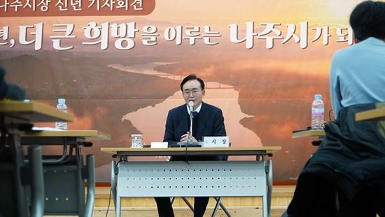 NSP통신-윤병태 나주시장이 8일 신년 기자회견을 갖고 2025년 주요 시정 방향에 대해 설명하고 있다.