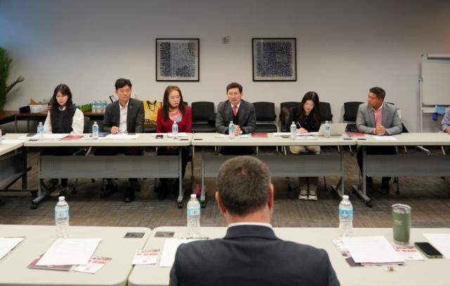 -이상일 용인특례시장이 현지시간 9일 텍사스주 오스틴시에 있는 광역오스틴시 아시안상공회의소 관계자들을 만나 협력방안을 논의하고 있다 사진 용인특례시