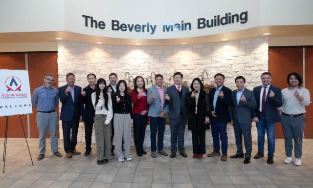 -이상일 용인특례시장이 현지시간 9일 텍사스주 오스틴시에 있는 광역오스틴시 아시안상공회의소 관계자들을 만나 협력방안을 논의하고 있다 사진 용인특례시