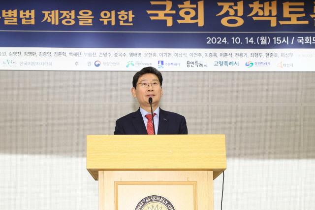 -이상일 용인특례시장이 지난해 10월 국회도서관에서 열린 특례시지원특별법 제정을 위한 국회 정책토론회에서 특별법 제정안에 조직 재정특례를 구체화해야 한다고 강조하고 있다 사진 용인특례시