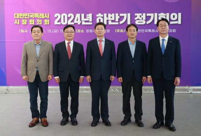 -지난해 11월 15일 창원특례시에서 열린 대한민국특례시시장협의회 정기회의 후 이상일 용인특례시장가운데을 비롯한 5개 특례시장이 기념촬영을 하고 있다 사진 용인특례시