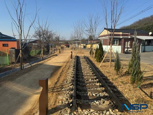 NSP통신-영천시는 국가철도공단이 주관한 2024년 하반기 철도 유휴부지 활용 제안 공모에 선정돼 기차 없는 임포역 철길숲 실외정원 조성사업(2차)을 본격적으로 추진한다. 이는 2024년 상반기 공모 선정에 이은 연속적인 성과로 주목받고 있다. 1차 실외정원 조성사업이 완료된 북안면 임포마을 (사진 = 영천시)