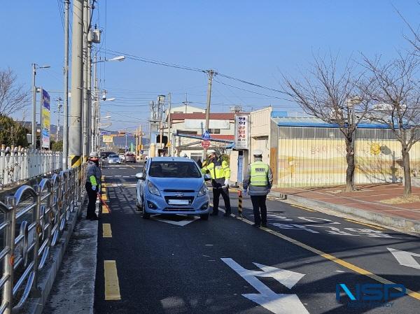 NSP통신-포항북부경찰서는 지난 12일 흥해시장 일원에서 어르신 교통안전 캠페인과 음주운전 단속을 실시했다. (사진 = 포항북부경찰서)