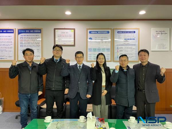 NSP통신-코레일 대구본부는 13일 초임 역장 임명식을 개최했다.(좌측부터 박삼희 영업처장, 남승기 김천역장, 차주명 신동역장, 문화영 강구역장, 김재천 영덕역장, 원형민 대구본부장) (사진 = 코레일 대구본부)