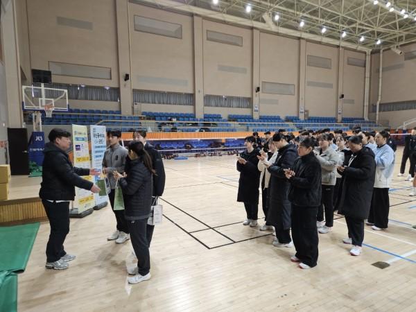 NSP통신-동계전지 훈련에 참가한 축구, 배드민턴 선수 및 관계자들이 강진품애 온 군민에 가입하고 있다. (사진 = 강진군)