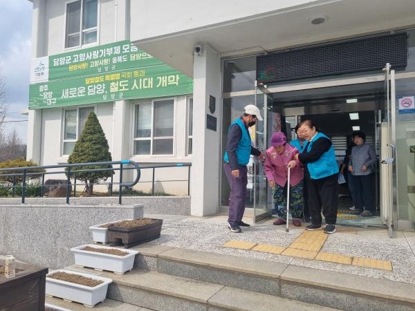 NSP통신-담양군이 고향사랑기부제 기급사업으로 추진하고 있는 어르신 병원동행 서비스. (사진 = 담양군)