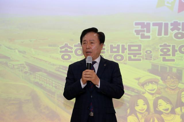 NSP통신-권기창 안동시장은 대시민 메시지 작성 퍼포먼스를 통해 시민화합과 공감을 상징적으로 표현하며 2025년 안동의 비전을 함께 완성해 나가자는 뜻을 전했다. (사진 = 안동시)