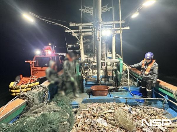 NSP통신-여수해경이 허가된 구역의 장소가 아닌 다른 곳에서 조업 중이던 4톤급 새우조망 어선을 적발했다. (사진 = 여수해경)