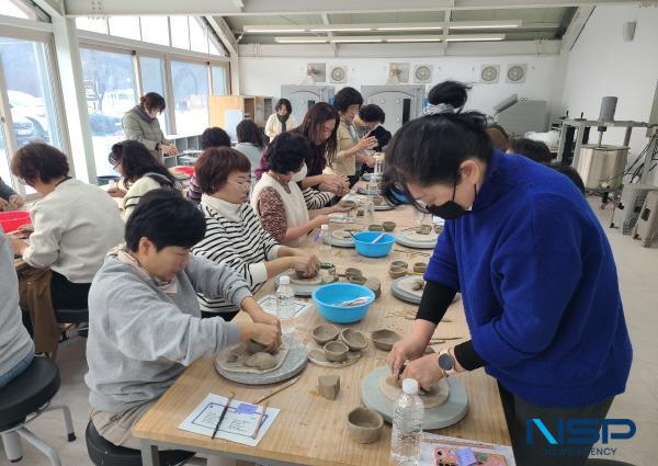 NSP통신-의성교육지원청은 14일 고운마을 도예공방에서 학교급식 관계자(영양교사, 조리사, 조리원) 30여 명을 대상으로 학교급식 관계자 역량 강화 연수를 실시했다. (사진 = 의성교육지원청)