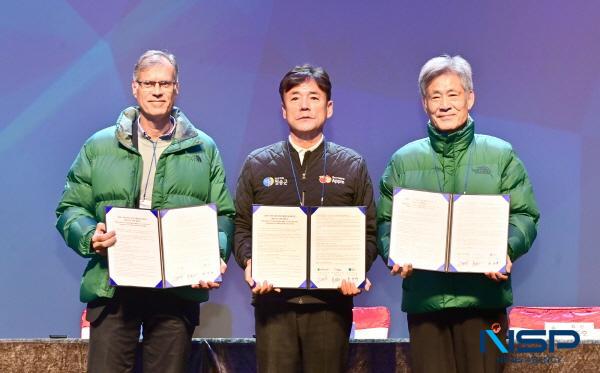 NSP통신-청송군은 지난 10일 열린 2025 아이스클라이밍 월드컵 개회식에서 국제산악연맹(UIAA) 및 대한산악연맹과 협약을 체결하며 대회를 2026년부터 2030년까지 5년 연장하기로 공식화했다. (사진 = 청송군)