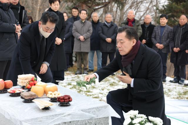 -14일 이재준 수원시장오른쪽이 헌화하고 있다 사진 수원시