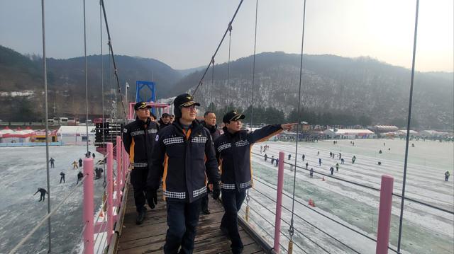 NSP통신-김승룡 강원소방 본부장이 화천산천어 축제장의 소방안전점검을 실시하고 있는 모습. (사진 = 강원소방)