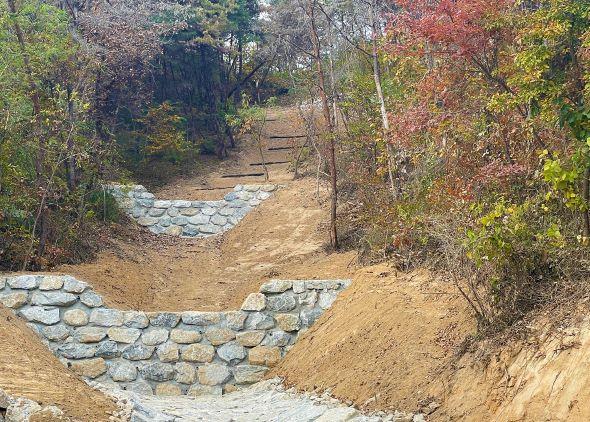 NSP통신-산사태취약지역 408개소를 지속 관리하고 사방댐 8개소, 산사태 예방 및 복구공사 10개소, 재해위험수목 제거로 피해를 사전 예방한다. 시는 산불 발생 시 빠른 진화를 위해 헬기 임차 1대, 산불 전문 예방진화대 3개 조 56명, 공무원 산불예방 책임 담당마을 운영 875개소 1115명을 운영한다. (사진 = 안동시)