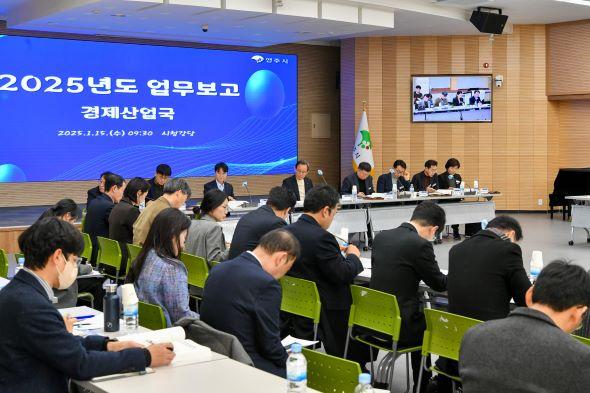 NSP통신-영주시 2025년도 주요업무계획 보고회 열어, 43개 부서의 시책 전략과 현안사업 논의, 1조원 예산과 함께 더 크고 더 혁신적인 영주로 나아간다 (사진 = 영주시)