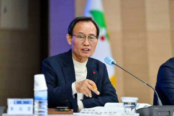 NSP통신-박남서 영주시장은 각 부서가 2025년에는 영주의 변화와 발전을 위해 풀어야 할 과제들을 차곡차곡 해결할 수 있도록 행정력을 집중하고, 신규사업 발굴과 업무추진에 최선을 다해 주기를 바란다고 전했다. (사진 = 영주시)