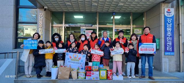 NSP통신-강릉시 또래어린이집 원생들이 강남사랑 마을돌봄터를 방문해 물품을 후원하고 기념사진 촬영을 하고 있는 모습. (사진 = 강릉시)